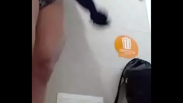 Latina fitness se corre en baño de gym