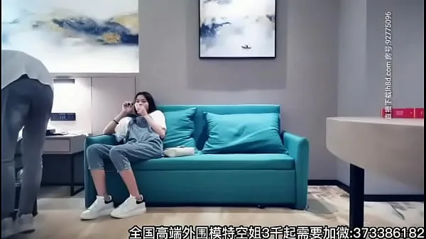 探花牛仔背带裤长相甜美美女，沙发脱衣调情再到床上玩，苗条身材舔弄扛退猛操