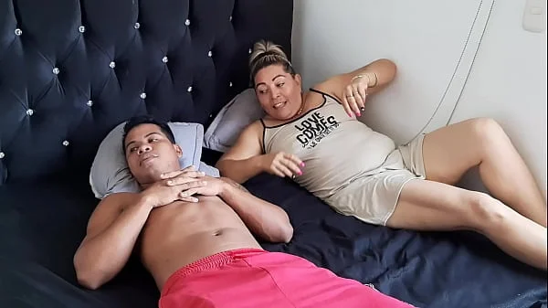 Le enseño a mi hijastro a tocar a una mujer, aprende rápido.Me encanta como sus manos tocan mi cuerpo