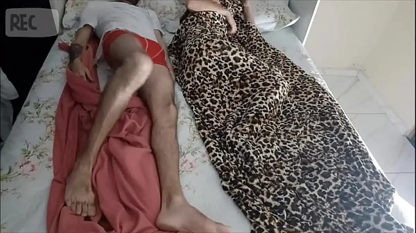 Amiga de quarto teve que dividir a cama comigo devido a reforma