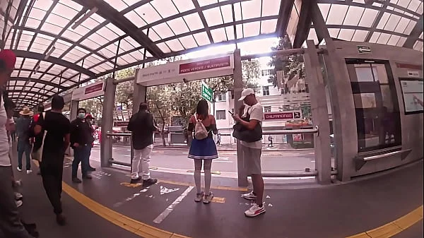 Llevaba un falda muy corta y no puede evitar rozarle mi verga en las nalgas, ARRIMONES CDMX