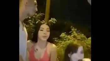 Dos amigas chupando pijas en la calle