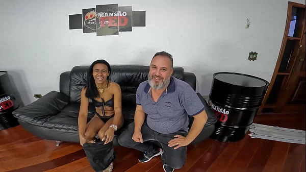 A Milf India Juju aceita o desafio de $10.000 dolares para enfiar o Tikinho no cú