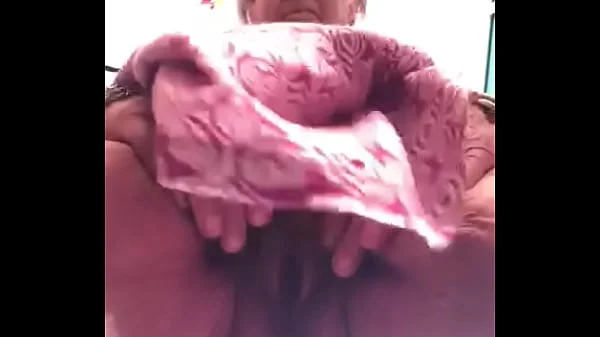 Oma in park zonder slipje