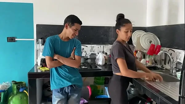 Mi hermanastro rompe mi coño con su gran pólla.