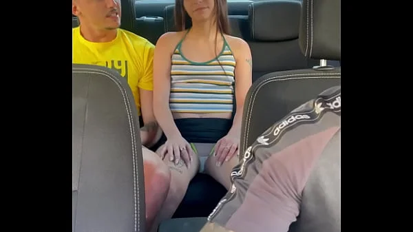 Pareja joven amateur follando en taxi pillados camara oculta