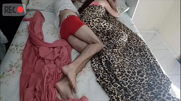 Tio teve que dividir a cama com enteada!