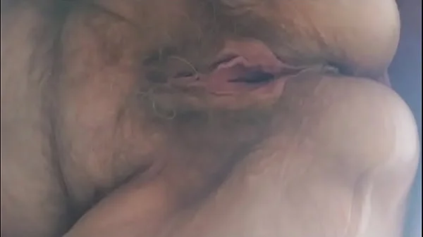 Oma harige kut  onder jurk