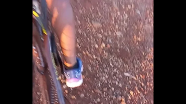 Israelense foi flagrada andando de bicicleta pelada no interior do Brasil danu sua bunda