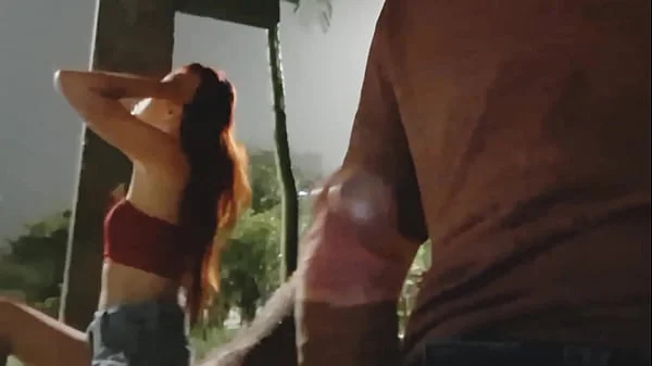 Punheta arriscada para gostosa no ponto de ônibus!