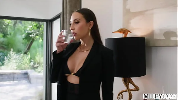 MILFY Boss lady Melissa fucks assistant on business trip