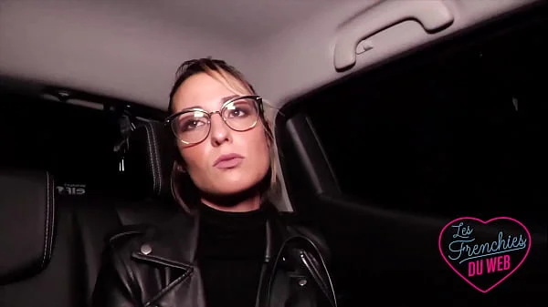 Pam et Anita, deux coquines très excitées dans un trio FFH