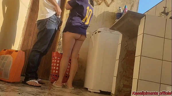 Dona de casa casada paga técnico de máquina de lavar com a bunda