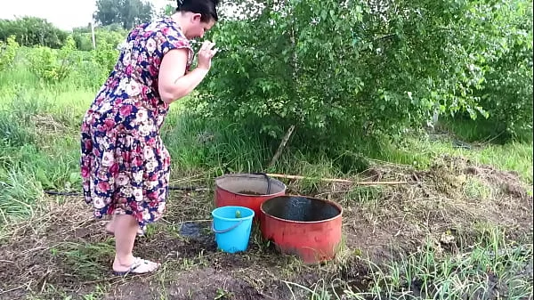 Mature housewife masturbates with a cucumber in the garden outdoors. She leaves the vegetable inside her pussy and goes home. Amateur fetish. PAWG.