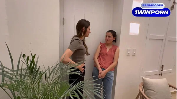 Le doy ordenes sexules a mi novia y se viene en un baño público.