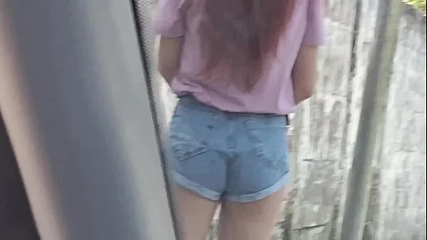 Arriscando punheta e pedindo informações pra desconhecida gostosa!