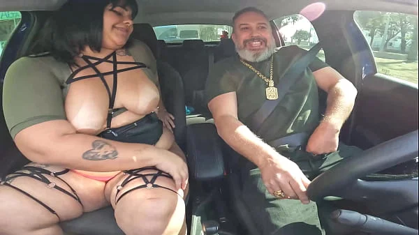 A novinha BBW Charlotte Spykhy senta na vara durante a carona