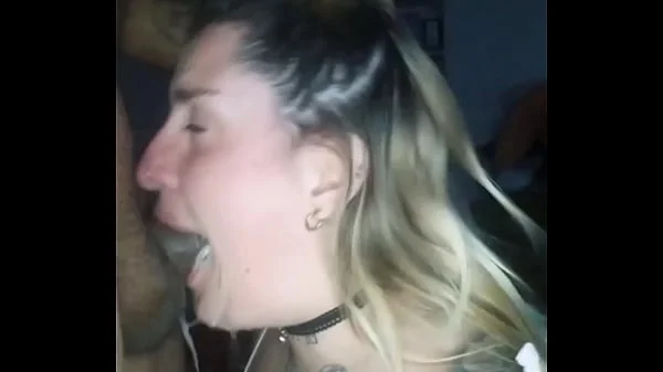 Vino mi vecino y le chupe la verga y terminamos haciendo el delicioso y me hizo correr a chorro