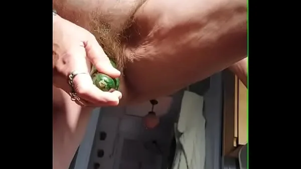 Oma neukt oude hairige kut met komkommer