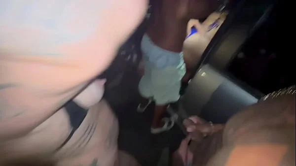 Eu e meus amigos fizemos sexo na rua com as gostosas com todo mundo olhando