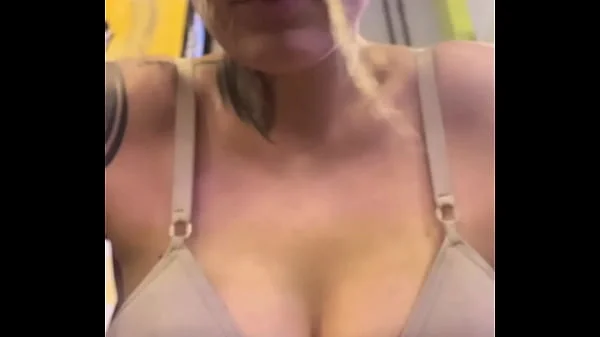 Nossa eu de sutiã treinando na academia e toda suada e louca de tesão ! Chega escorreu pela bucetinha lisinha e suada .