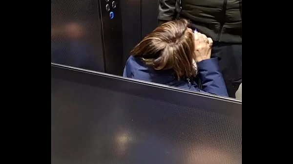 Porto Teresa al centro commerciale e mi fa un pompino nel parcheggio gli carico la bocca di latte mentre passano le macchine