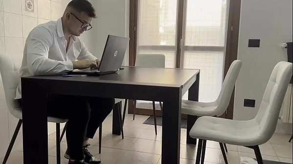 oggi la mia segretaria e' venuta a lavoro vestita in modo molto provocante e si e' masturbata sotto al tavolo, non ho resistito e le ho scopato bocca,figa e culo