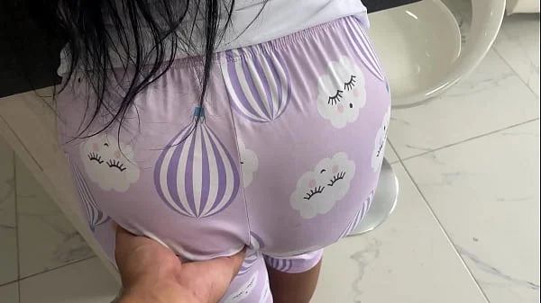 Madrastra intenta hacer el desayuno y termina comiéndose la polla de su hijastro