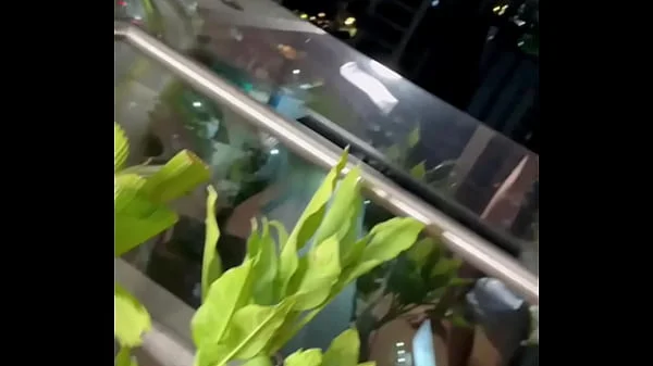 CUMPLIENDO EL SUEÑO DE UNO DE MIS FANS, LO INVITO PARA QUE ME FOLLE EN EL BALCÓN DE MI DEPARTAMENTO