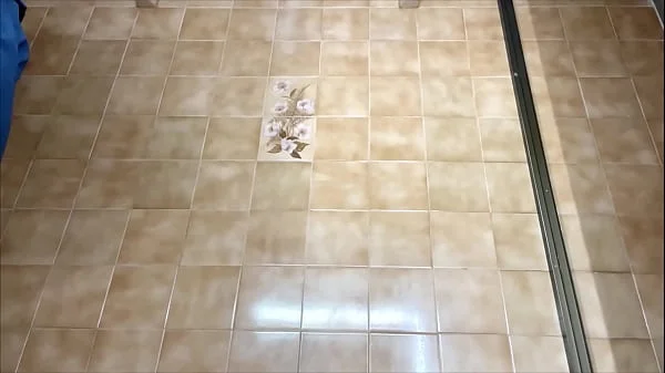 Camara en baño del doctor graba a paciente y enfermera meando