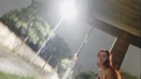 Arrisquei uma punheta pra gostosa no ponto de ônibus