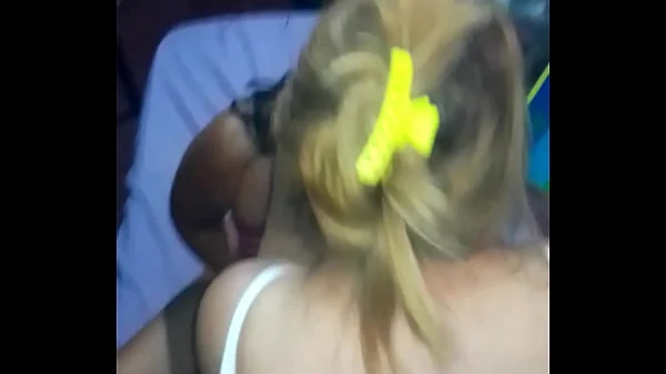 Las amigas se besan y las  pongo en cuatro