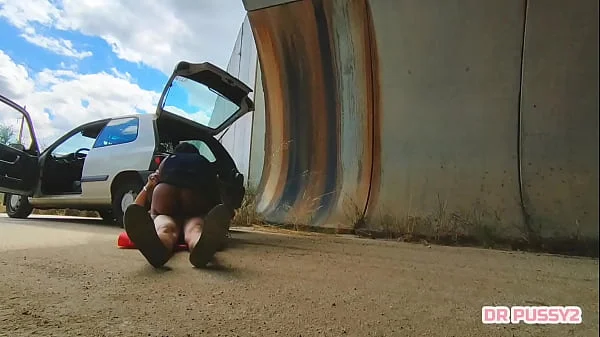 AFRICANA SEM CALCINHA TEM O CARRO AVARIADO E QUANDO SE BAIXA PARA VER O PROBLEMA É SURPREENDIDA POR DESCONHECIDO DE PAU DURO QUE A FODE NA SUA CONA QUENTE E SUCULENTA EM VÁRIAS POSIÇÕES SEM CAMISA