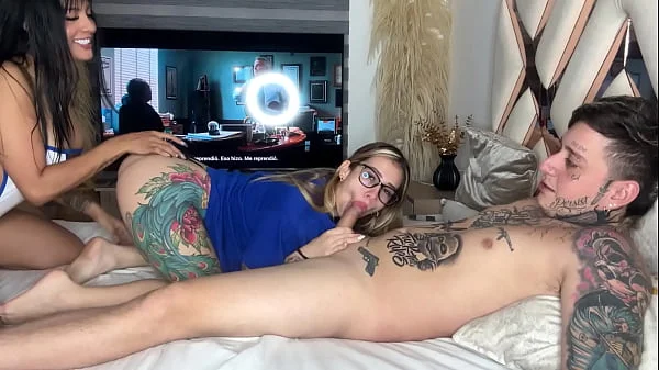 Mi mejor amiga chupa la verga de mi novio mientras vemos una pelicula