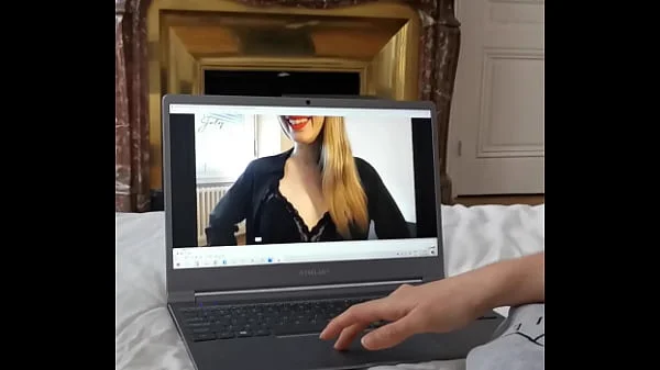 Ma copine me suce devant le porno d'une amatrice Francaise Julynovember