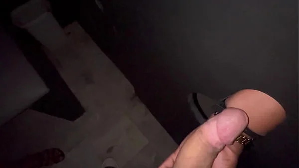 Esposa roçando o pau do negão na buceta sem camisinha no glory hole da casa de swing
