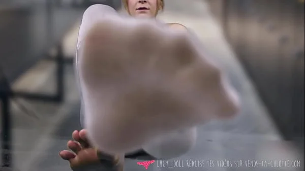 Vends-ta-culotte - Beauté française autoritaire te fait bouffer ses chaussettes sales - Lucy doll