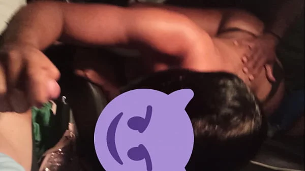 dogging no estacionamento do sambódromo do Anhembi em são Paulo durante o carnaval parte 2, comedor tira a camisinha e goza na porta do meu carro