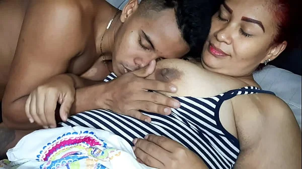 Le chupo las tetas a mi madrastra