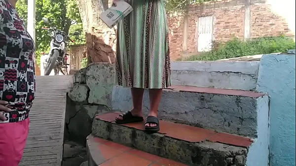 gitana intenta cambiarme y yo termino metiendo mi lengua en su vagina en la calle