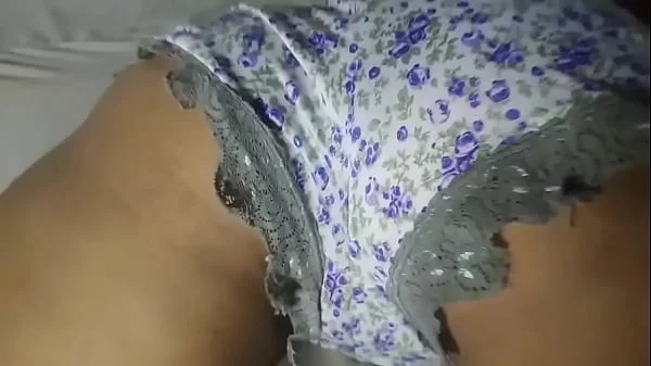 Mi Hermanastro me espía y  viene a mi cama a darme una rica follada y me deja su semen caliente en mi coño sexo real ricos gemidos