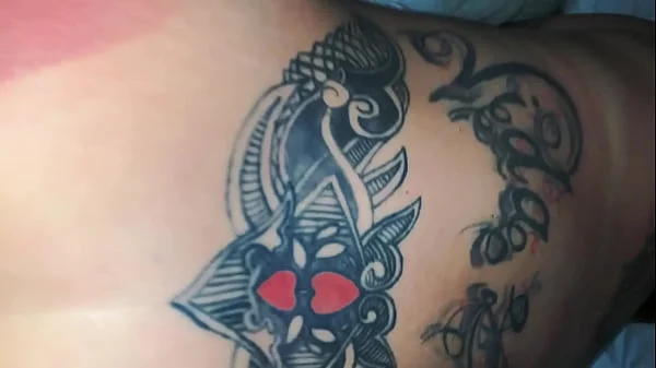 Conheci essa loira linda na festa, e fomos para o hotel onde ela cavalgou gostoso e depois se masturbou até gozar.