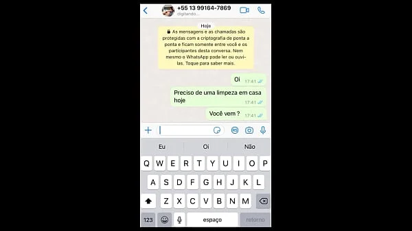 Contratei essa empregada e ela tem uma bunda deliciosa nesse shortinho, fiquei excitado