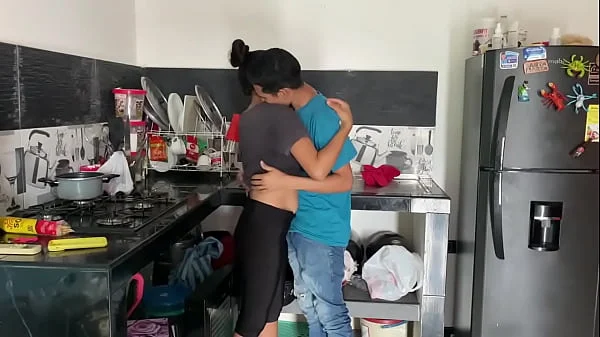 me cambio de casa y estoy en la cocina y mi padrastro me rompe mi coño