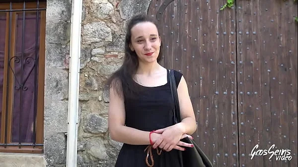 Amandine a très envie de goûter aux femmes