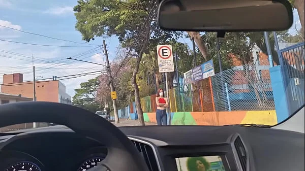 Pedindo informações na rua para uma bela mulher no ponto de ônibus!