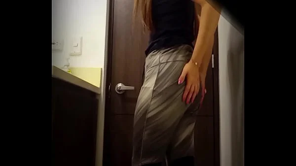 Espiando a Milet la amiga  de mi novia en el baño