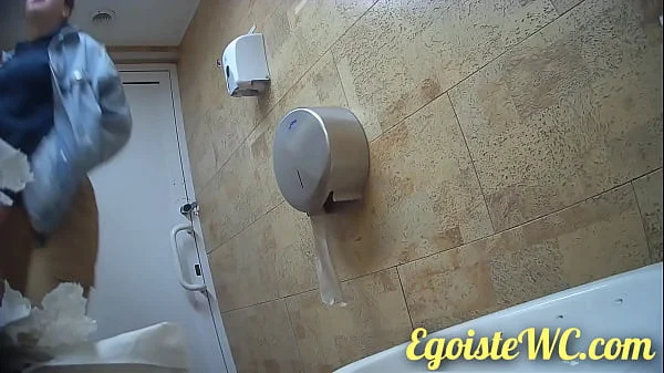 Young beauty showed her wet pussy in the toilet (EWC 166)