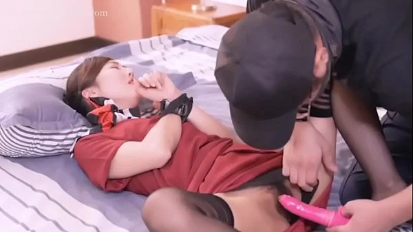 小偷进门偷窃藏在衣柜巧遇极品少妇空姐回家寂寞瘙痒拿出大鸡巴自慰看的小伙饥渴难耐