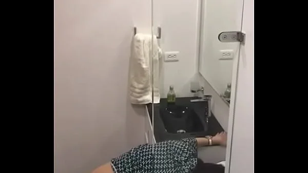 descubro a mis amigos en el baño por los fuertes gemidos